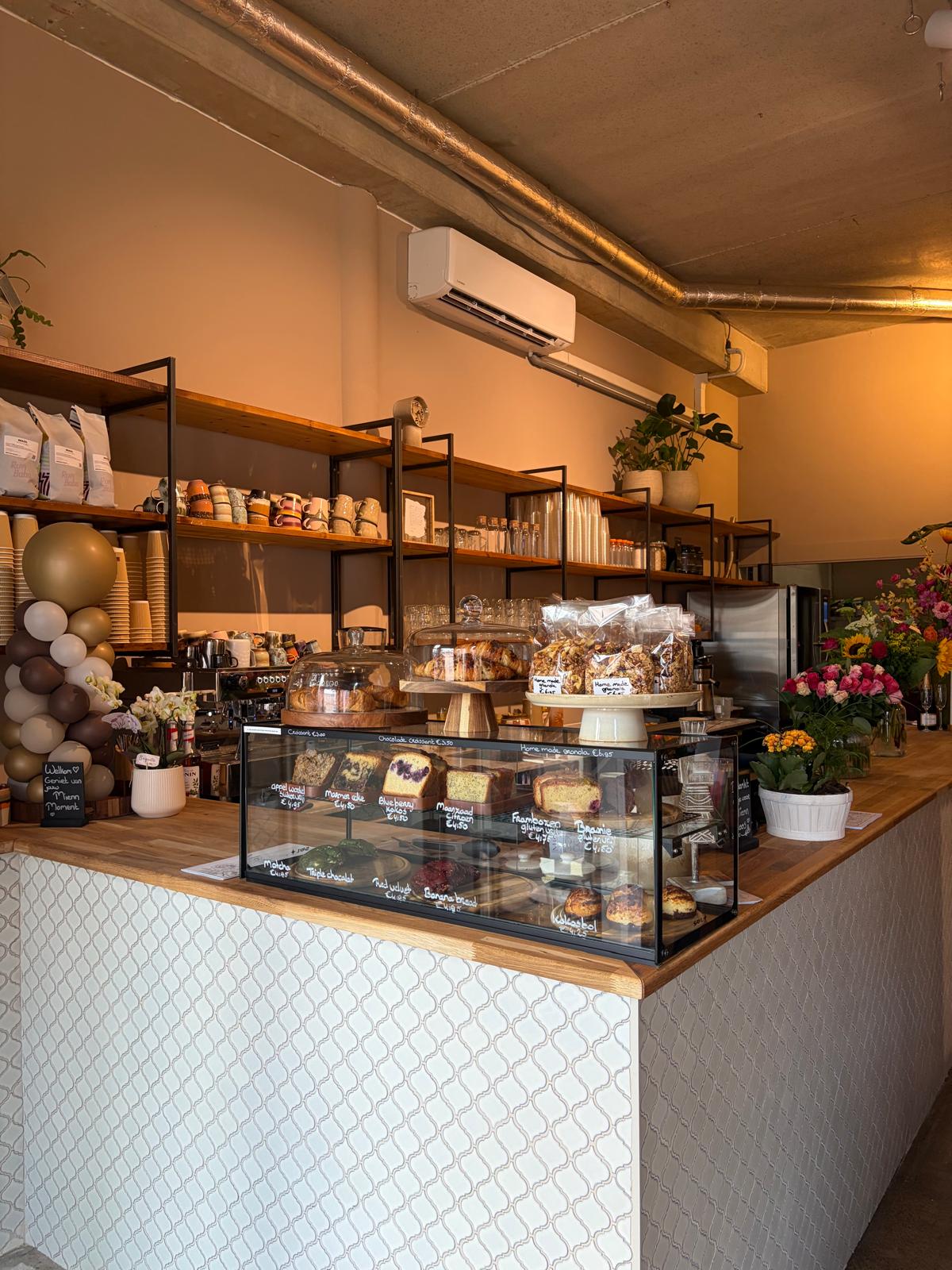 Interieur van Mienn Coffee voor bezoekers uit Egmond aan Zee