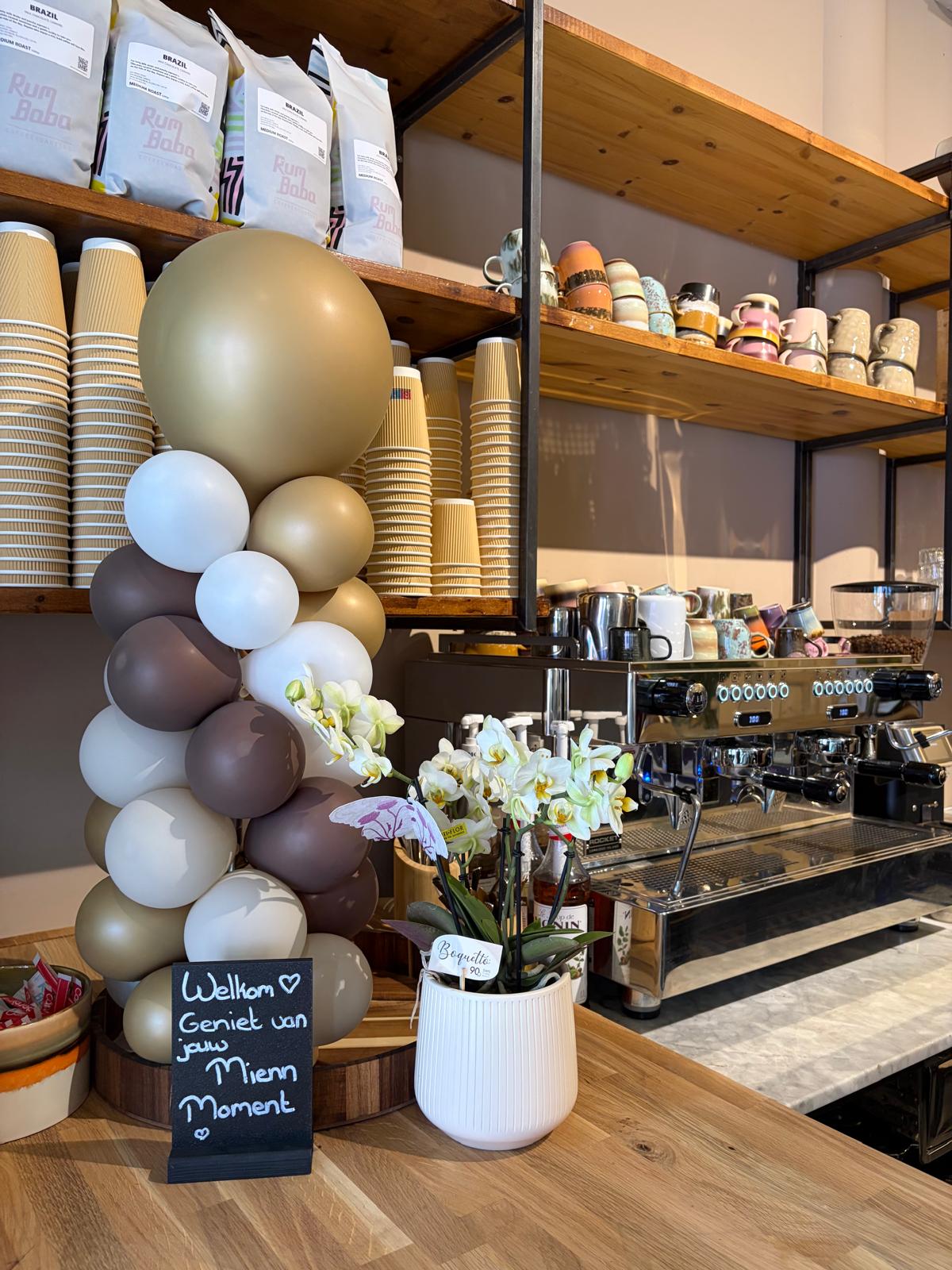De koffiemachine en toonbank van Mienn